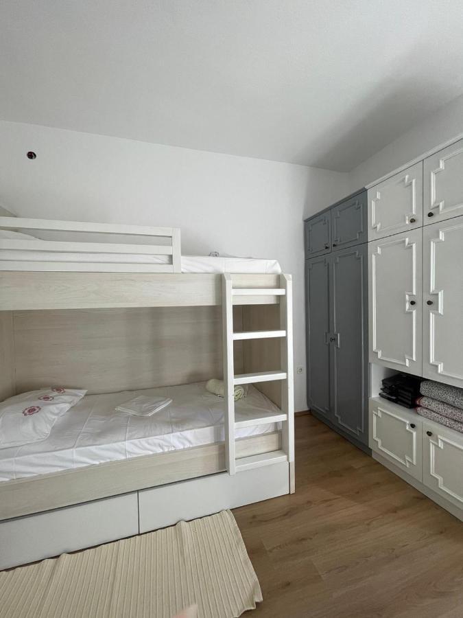 Holiday House Fila Туран Екстериор снимка